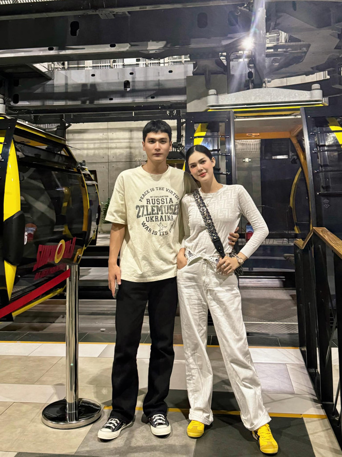 Có thể thấy, Ngọc Trinh luôn xuất hiện cùng các thể loại giày sneaker, thể thao mang tính ứng dụng.  