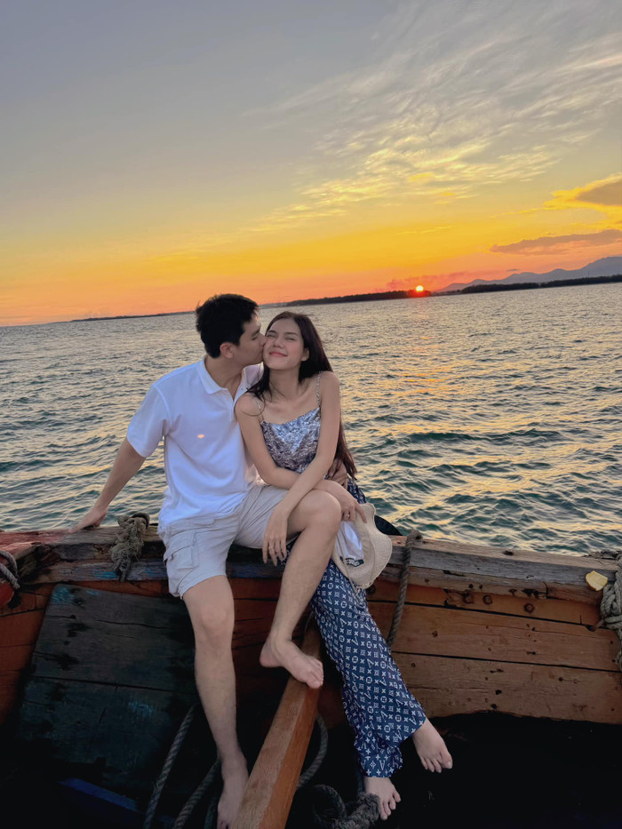 Ngọc Trinh và chồng Thiên Tây nói lời yêu từ cuối năm 2023. Người đẹp cho biết chỉ khi gặp được Thiên Tây, cô mới biết đâu là hạnh phúc thật sự. Cặp đôi tiết lộ bí quyết giữ mối quan hệ vững bền bởi vì có tính cách và độ hòa hợp khi ở cạnh nhau.  Ngọc Trinh cho biết cả hai rất hạnh phúc và chưa từng cãi nhau một tiếng nào kể từ ngày chọn gắn bó cả cuộc đời. 