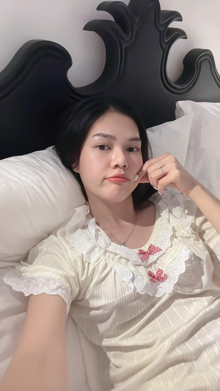 Từ khi mang bầu, người hâm mộ hiếm khi bắt gặp người đẹp diện các items ôm sát hay có chi tiết cắt xẻ táo bạo. Không chỉ kiểu cách, Ngọc Trinh còn chú trọng đến chất liệu trang phục nhằm đảm bảo độ thoáng mát và tính co giãn khi hoạt động.