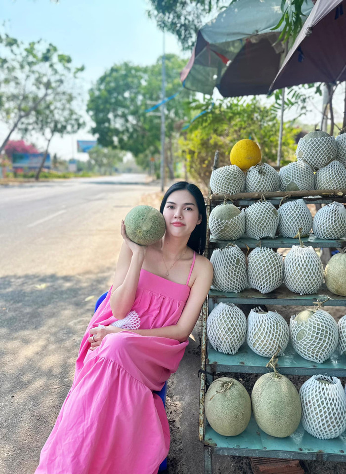 Những ngày vi vu biển đảo, nàng mẫu thường chọn những bộ cánh maxi rộng rãi. Chất liệu kate không chỉ đứng phom mà còn mang lại có độ thấm hút mồ hôi tốt.  