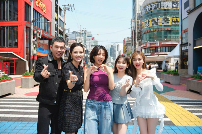 Sau một chuyến công tác, Phương Trinh Jolie có thêm 2 người con nuôi.