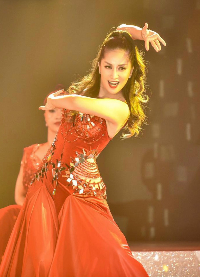 Khánh Thi 'cầm trịch' Giải vô địch thế giới WDSF WORLD CHALLENGE CUP.