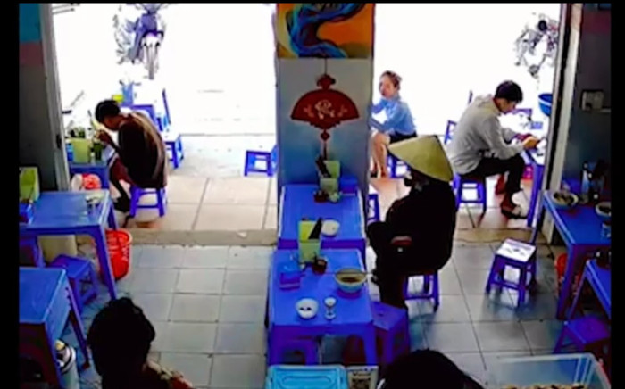 Khoảnh khắc bà cụ câm điếc vào quán gọi món, chủ quán chỉ trỏ xua tay và cái kết bất ngờ Ảnh 2