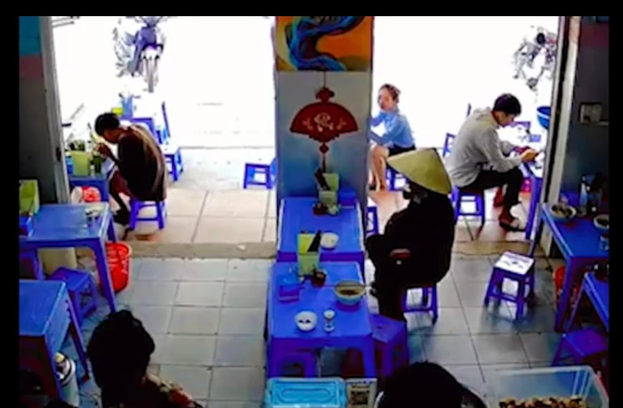 Sau đó, bà lão được các nhân viên trong quán bún riêu đối đãi rất nhiệt tình.