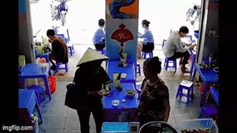 Bà lão câm điếc vào quán gọi món, chủ quán chỉ trỏ xua tay và cái kết bất ngờ.