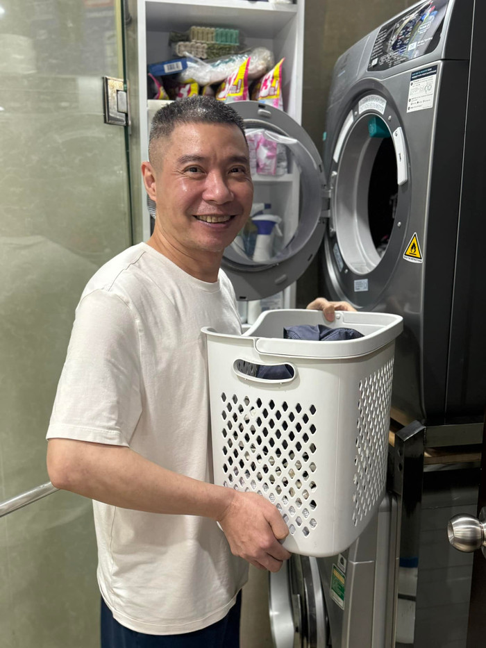 Ngọc Hà thường xuyên chia sẻ hình ảnh NSND Công Lý phụ giúp cô làm việc nhà. 