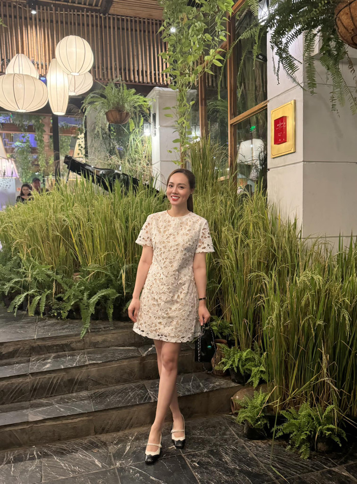 Bỏ qua nhiều tin đồn, Ngọc Hà vẫn chăm chỉ làm việc và chăm sóc NSND Công Lý. 