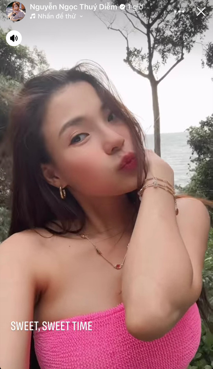 Thuý Diễm khoe vóc dáng nóng bỏng