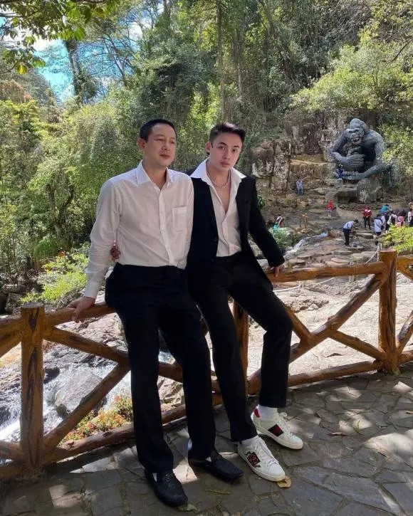 Bố và anh trai của Xoài Non