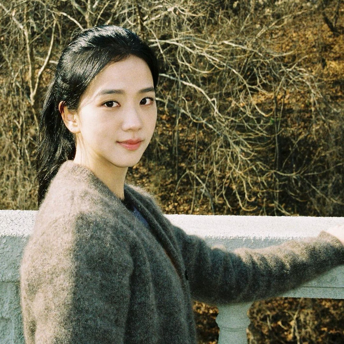 Snowdrop là phim đầu tay của Jisoo, cô giữ mối quan hệ tốt đẹp với bạn diễn đến hiện tại.