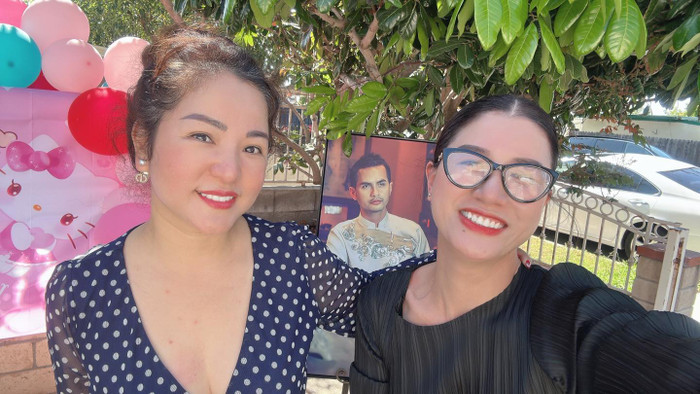 Trang Trần và Thúy Nga đến dự lễ cúng 49 ngày của Đức Tiến, đồng thời chúc mừng sinh nhật của con gái cố diễn viên.