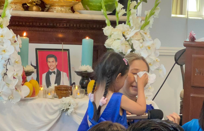 Khoảnh khắc con gái Đức Tiến lau nước mắt cho mẹ khiến nhiều khán giả xúc động.