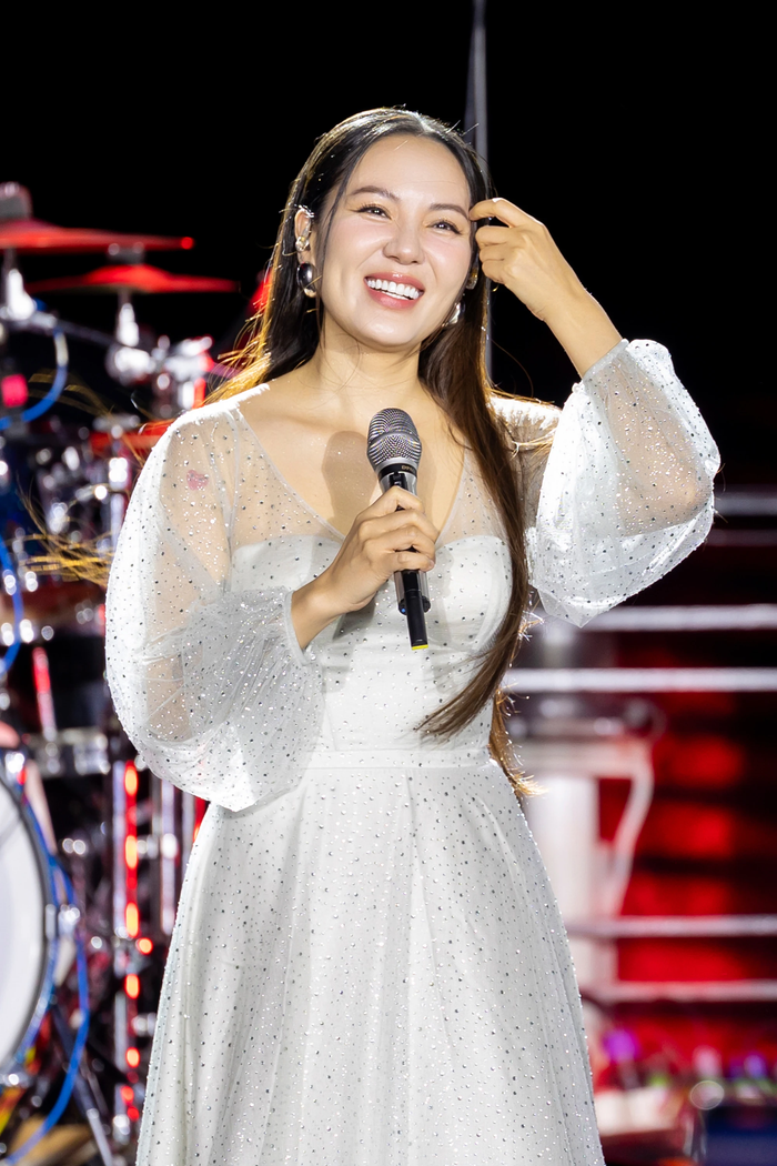 Trò chuyện cùng khán giả trên đường, Phương Linh cực tinh tế khi nhắc đến Mỹ Tâm Ảnh 1