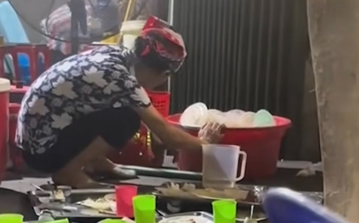 Nghẹn lòng hình ảnh bà mẹ gật gà ngủ giữa lúc rửa chén bát bẩn Ảnh 2