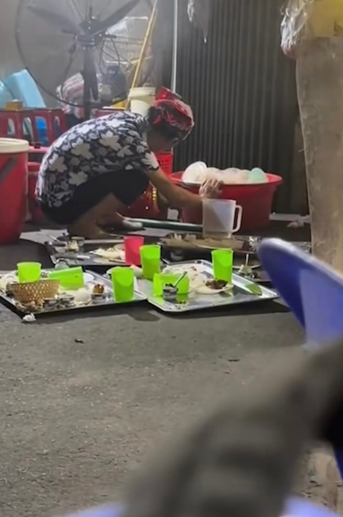 Nghẹn lòng hình ảnh bà mẹ gật gà ngủ giữa lúc rửa chén bát bẩn Ảnh 2