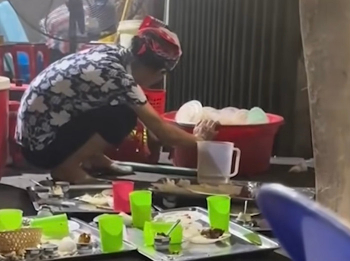 Nghẹn lòng hình ảnh bà mẹ gật gà ngủ giữa lúc rửa chén bát bẩn Ảnh 1