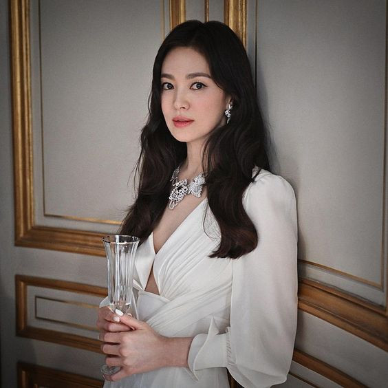 Danh tính người tình lâu năm của Song Hye Kyo lộ diện, có gì mà khiến Song Joong Ki cũng phải ghen? Ảnh 1