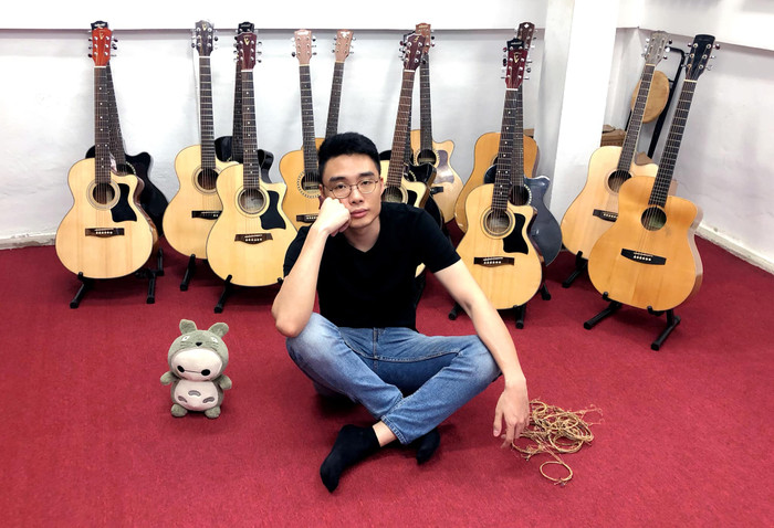 Cố nghệ sĩ có niềm yêu thích đặc biệt với đàn guitar. Ảnh: FBNV