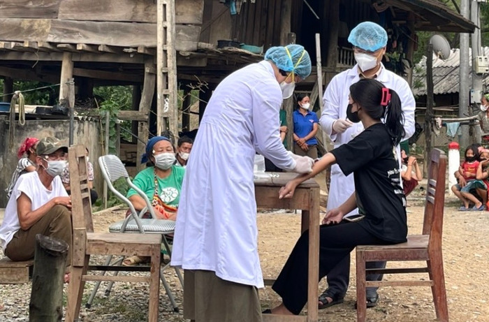 Cán bộ Trung tâm Kiểm soát bệnh tật tỉnh Nghệ An lấy mẫu xét nghiệm bệnh bạch hầu ở xã Phà Đánh, huyện Kỳ Sơn.