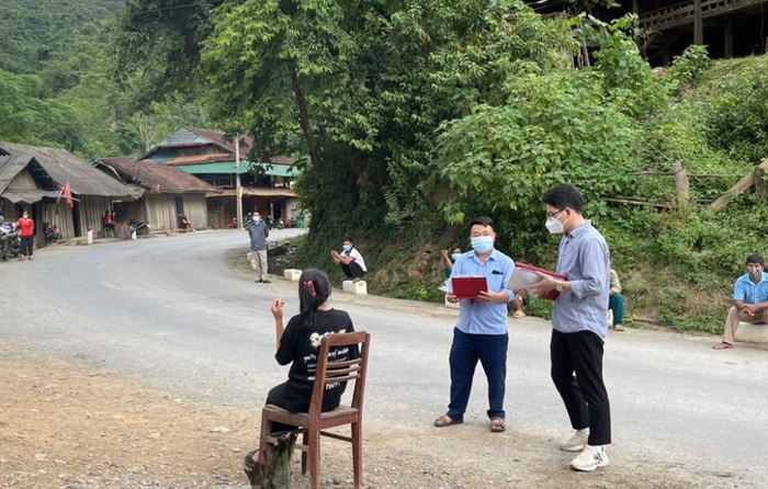 Cán bộ Trung tâm Kiểm soát bệnh tật tỉnh Nghệ An lấy mẫu xét nghiệm bệnh bạch hầu ở xã Phà Đánh, huyện Kỳ Sơn.