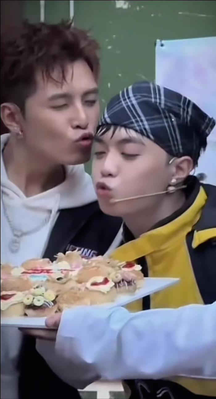 Puka công khai ảnh thân mật của Gin Tuấn Kiệt bên cạnh 'bé ba' Negav. 