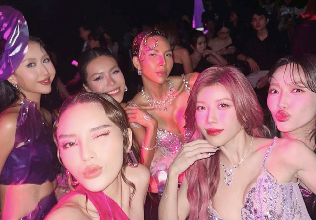 Tháng 6 vừa qua, Minh Triệu và Kỳ Duyên đăng tải khoảnh khắc chụp ảnh thân thiết cùng nhiều mỹ nhân khác. 