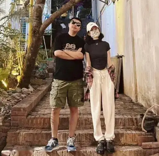 Triệu Lệ Dĩnh vẫn độc thân hậu ly hôn Phùng Thiệu Phong, không có tin đồn nào về việc cô đang hẹn hò với ai, kể cả phóng viên, cánh săn tin cũng chưa từng chụp được bất kỳ ồn ào tình cảm nào của cô. (Ảnh Triệu Lệ Dĩnh chụp cùng trợ lý cũng là anh họ của cô). 