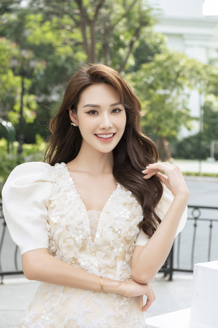 Nhận thấy mối duyên ngầm với nghệ thuật, nữ sinh quyết định nộp đơn thi tuyển vào trường Đại học Sân khấu Điện ảnh Hà Nội với chuyên ngành Diễn viên. Ngoài những kiến thức được tích lũy trên giảng đường, cô còn trau dồi nhiều kỹ năng mềm để trở thành một người đẹp tài sắc vẹn toàn.