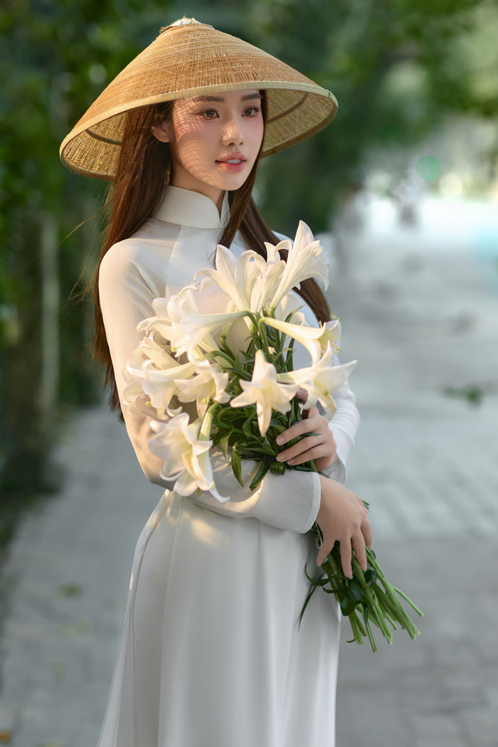 Xem lại những thước ảnh cũ, người đẹp Ninh Bình được khán giả biết đến nhiều qua những khoảnh khắc “nàng thơ” chụp tại các điểm danh lam thắng cảnh.  