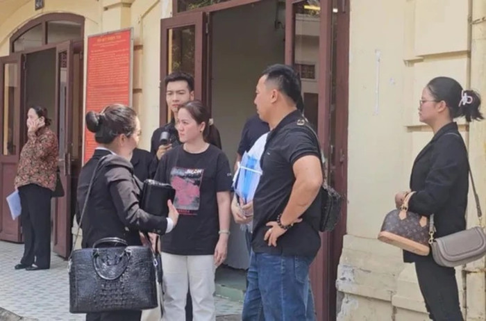 Bà Võ Thị Hồng Loan và luật sư tại tòa. Ảnh: Vietnamnet.