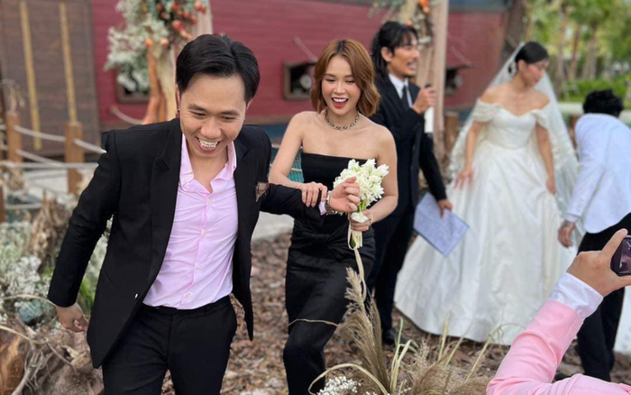 Hình ảnh Anh Đức và Sam bắt được hoa cưới của Diệu Nhi. Ảnh: FBNV