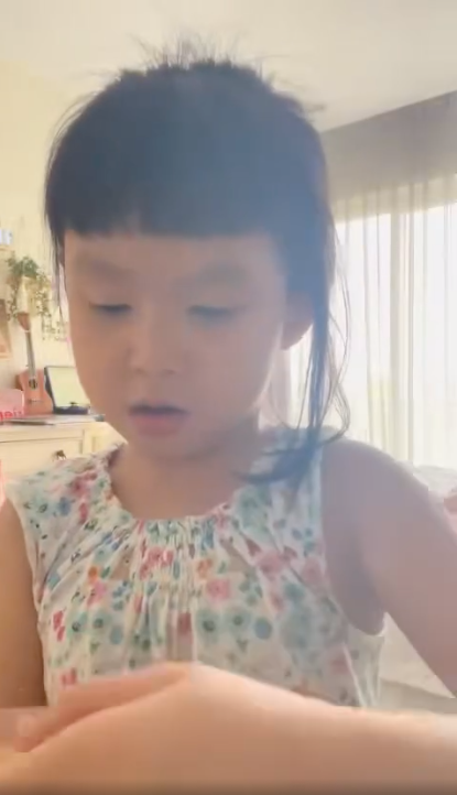 Phượng Chanel khoe khoảnh khắc của con gái, đồng thời cho biết con có gen di truyền diễn xuất từ Quách Ngọc Ngoan.