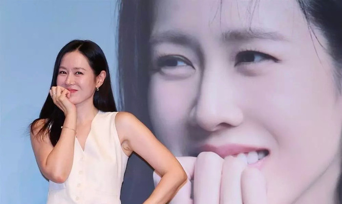 Nhan sắc mẹ bỉm khiến dân tình hết lời khen ngợi.