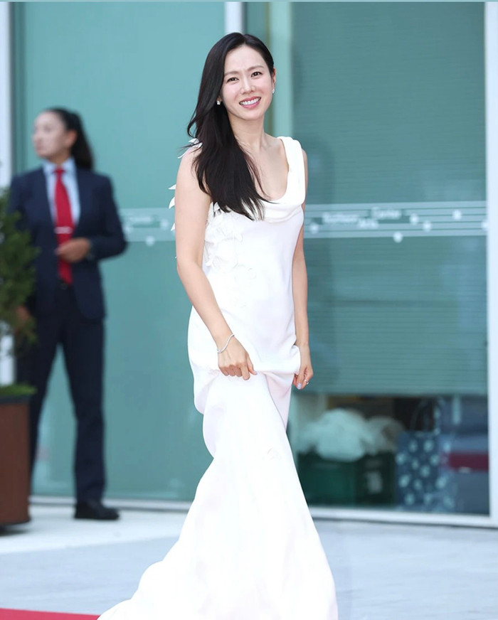 Bà xã Hyun Bin cho biết, thời gian tới cô sẽ chăm chỉ hoạt động trên mạng xã hội nhiều hơn.