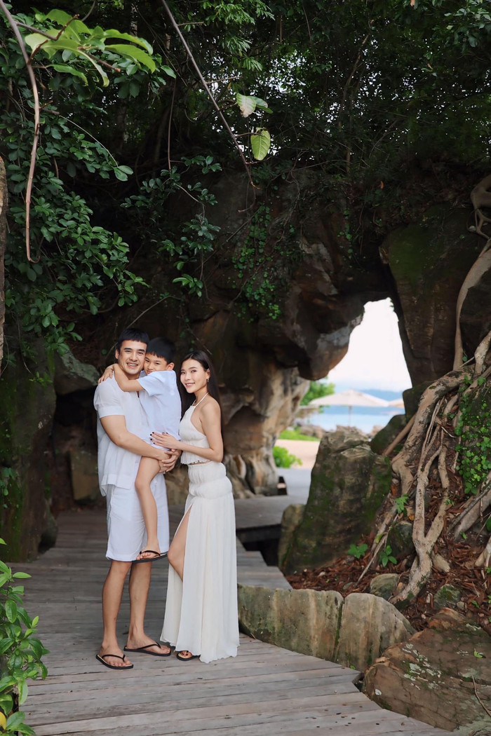 Gia đình Thúy Diễm cùng mặc đồ tone sur tone, chụp ảnh bên nhau để lưu giữ khoảnh khắc đẹp.