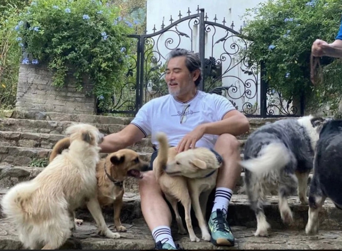 Ở tuổi 64, nam diễn viên về quê nuôi vịt, trồng cây và có một cuộc sống bình dị. 