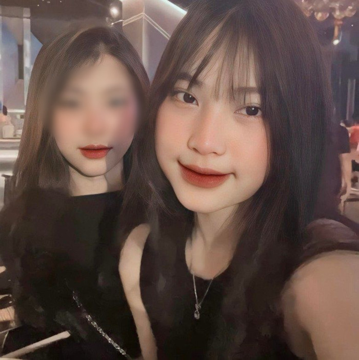 Quỳnh Như (phải) và em gái Hải Như