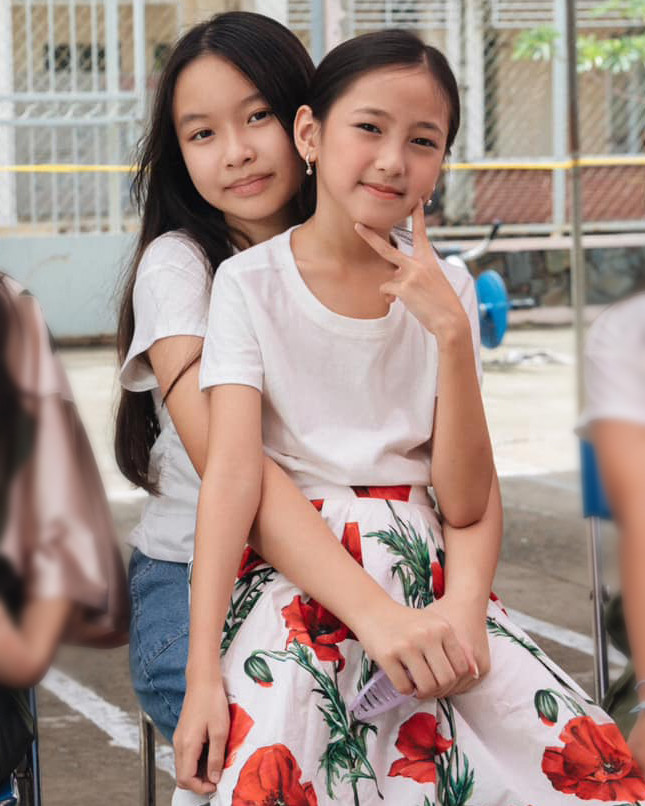 Huỳnh Viann còn từng diện mẫu chân váy trắng xoè, đính hoạ tiết hoa poppy đỏ. Thiết kế này có mức giá niêm yết là 19 triệu đồng. Cô bé kết hợp chiếc chân váy này với áo thun trắng đơn giản, không tạo cảm giác rối mắt.