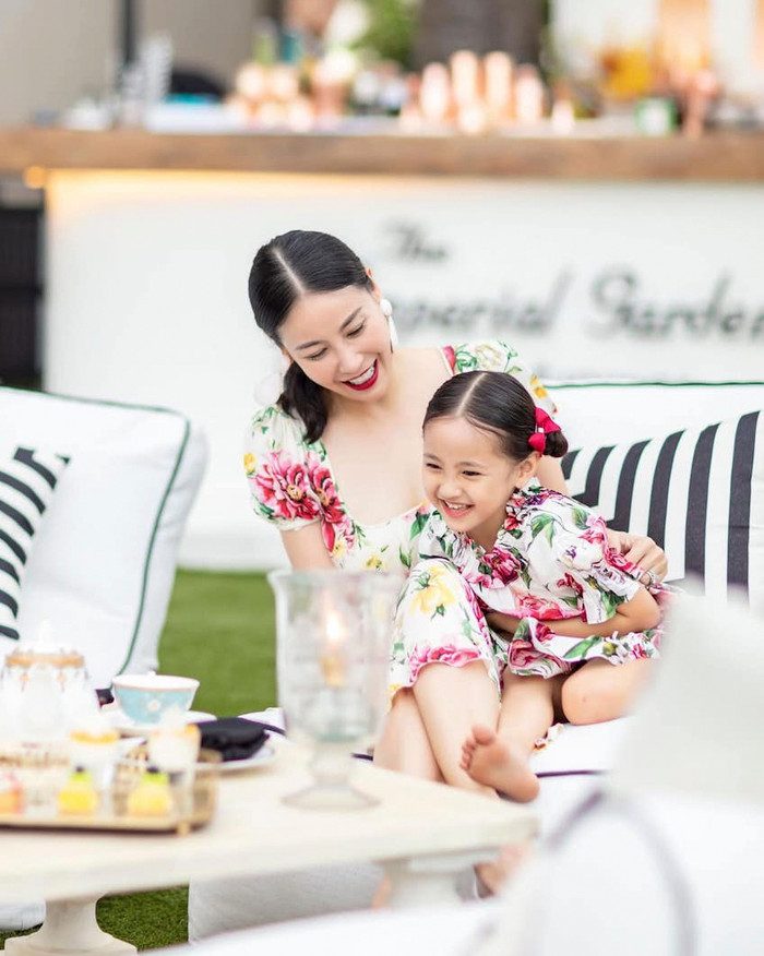 Hoa hậu Hà Kiều Anh định hướng phong cách thời trang cho con gái từ khi còn nhỏ. Huỳnh Viann được hướng theo hình ảnh thanh lịch, sang trọng và toát lên khí chất của một 'ái nữ hào môn'.