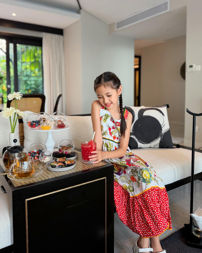 Trứ danh hoa hậu giàu nhất nhì Vbiz, Hà Kiều Anh cũng khéo léo thể hiện sự sang chảnh, xa hoa thông qua việc đầu tư loạt trang phục đắt đỏ cho con gái Huỳnh Viann. Gần nhất, nàng ái nữ được diện trên người mẫu váy hai dây, dài, phối tông màu trắng đỏ, chủ đạo. Thiết kế này còn được điểm xuyến thêm loạt hoạ tiết bắt mắt, mang tinh thần hoàng gia. Được biết, mẫu váy này đến từ 'nhà mốt' xa xỉ trên thế giới và được bán với mức giá khoảng 20 triệu đồng.