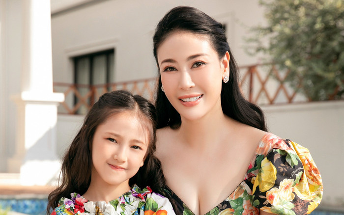 'Ái nữ hào môn' nhà Hà Kiều Anh diện loạt váy giá hàng chục triệu đồng Ảnh 2