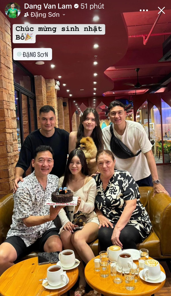 Thủ môn Đặng Văn Lâm và Yến Xuân rạng rỡ bên gia đình ngay sau khi thành vợ chồng. 