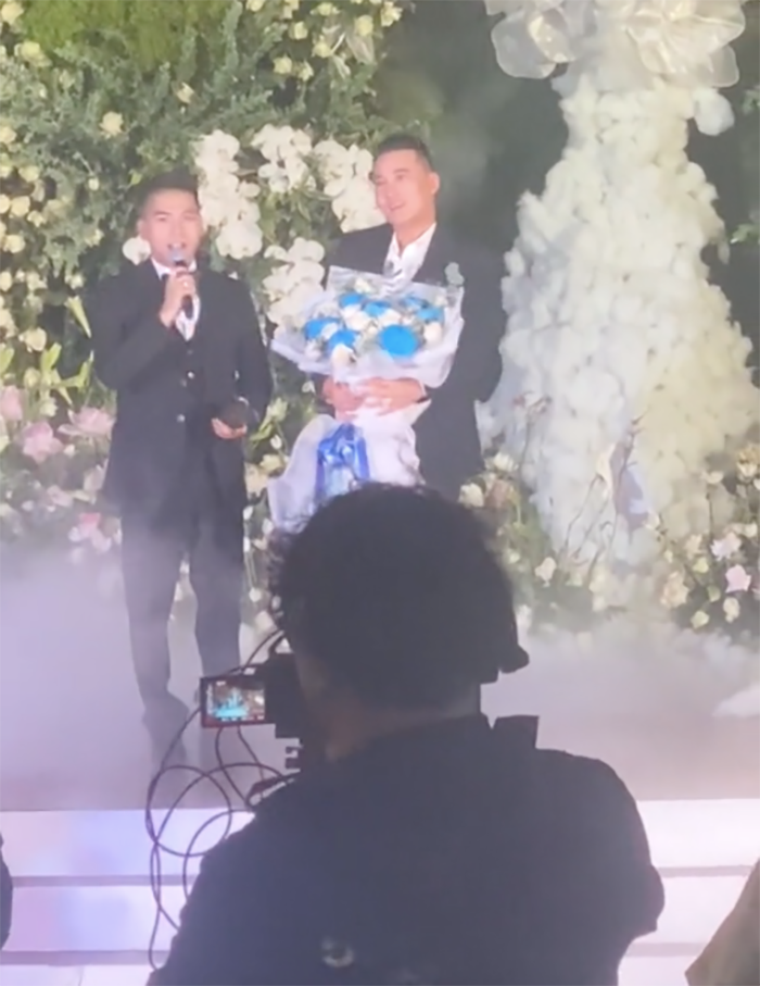 Khoảnh khắc Thanh Đoàn quỳ gối cầu hôn Hà Trí Quang.