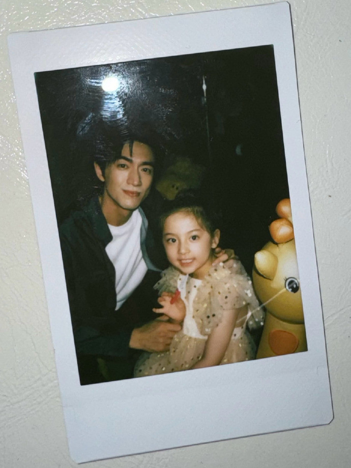 Phòng làm việc khoe ảnh Lâm Canh Tân cùng 'con gái nhỏ' Quách Ngộ An