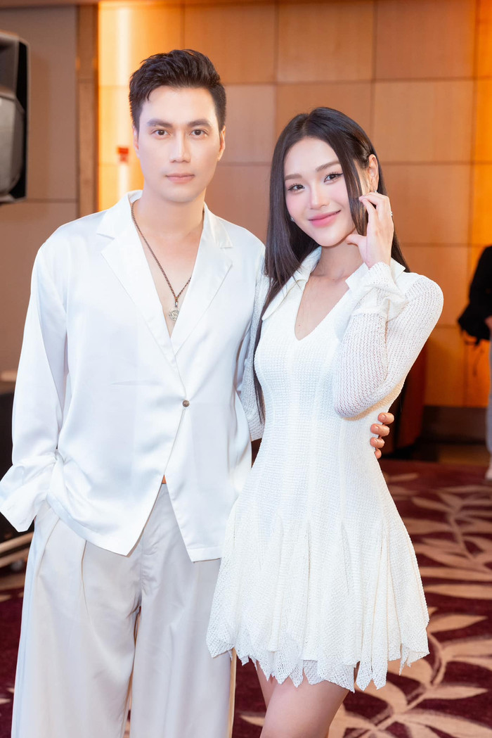 Dự án gần đây của Việt Anh là Những Nẻo Đường Gần Xa, đóng cùng sao nữ kém 17 tuổi Cù Thị Trà. Phim vừa đóng máy cách đây ít ngày.