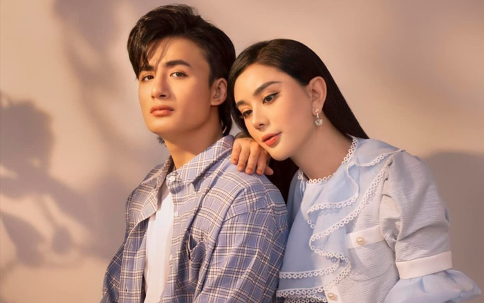 Lâm Khánh Chi thể hiện tình cảm bên bạn trai kém tuổi trên livestream Ảnh 2