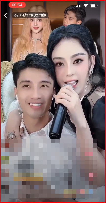 Lâm Khánh Chi thể hiện tình cảm bên bạn trai kém tuổi trên livestream Ảnh 2