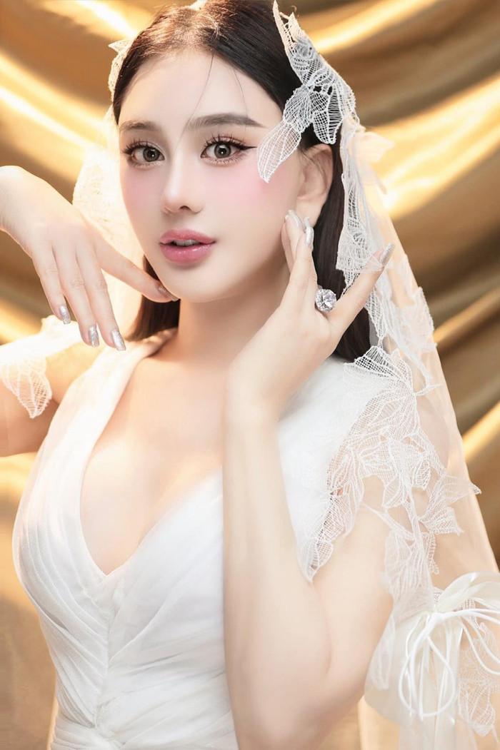 Lâm Khánh Chi thể hiện tình cảm bên bạn trai kém tuổi trên livestream Ảnh 5