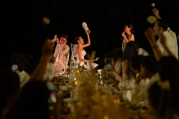 Cặp đôi còn bày thêm nhiều trò vui nhộn trong đám cưới. Có thể thấy, hôn lễ của Đặng Văn Lâm - Yến Xuân tuy không phô trương, gói gọn trong một không gian vừa đủ với số lượng khách mời hạn chế, song đám cưới này vẫn rất trọn vẹn, ấm ấp và cực kỳ lãng mạn. Mọi thứ diễn ra một cách nhẹ nhàng, thầm lặng và không ồn ào giống hệt như câu chuyện tình yêu 6 năm của Đặng Văn Lâm và Yến Xuân.