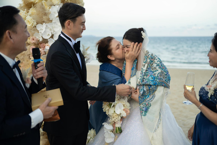 Tuy nhiên, khoảnh khắc đặc biệt nhất trong hôn lễ chắc hẳn là nụ hôn ngọt ngào mà mẹ Đặng Văn Lâm dành cho Yến Xuân. Hành động này chứng tỏ bà rất yêu quý cô con dâu này. Chắc hẳn, vợ Đăng Văn Lâm phải có tính cách cực kỳ tốt mới có thể được lòng tất cả thành viên nhà chồng đến vậy. 